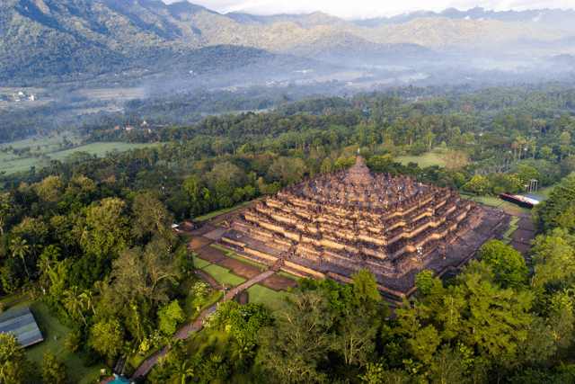 Hotel Dekat Candi Borobudur buat Lihat Festival Lampion Waisak 2024