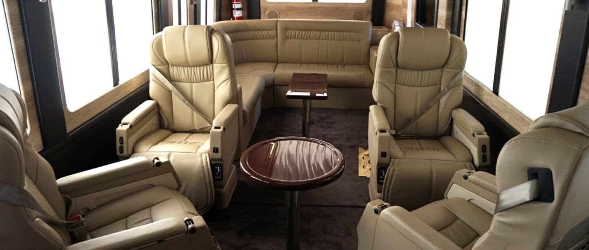 01 xx Hal Seru yang Bisa Dilakukan Saat Travelling dengan TRAC Luxury Bus (1).jpg