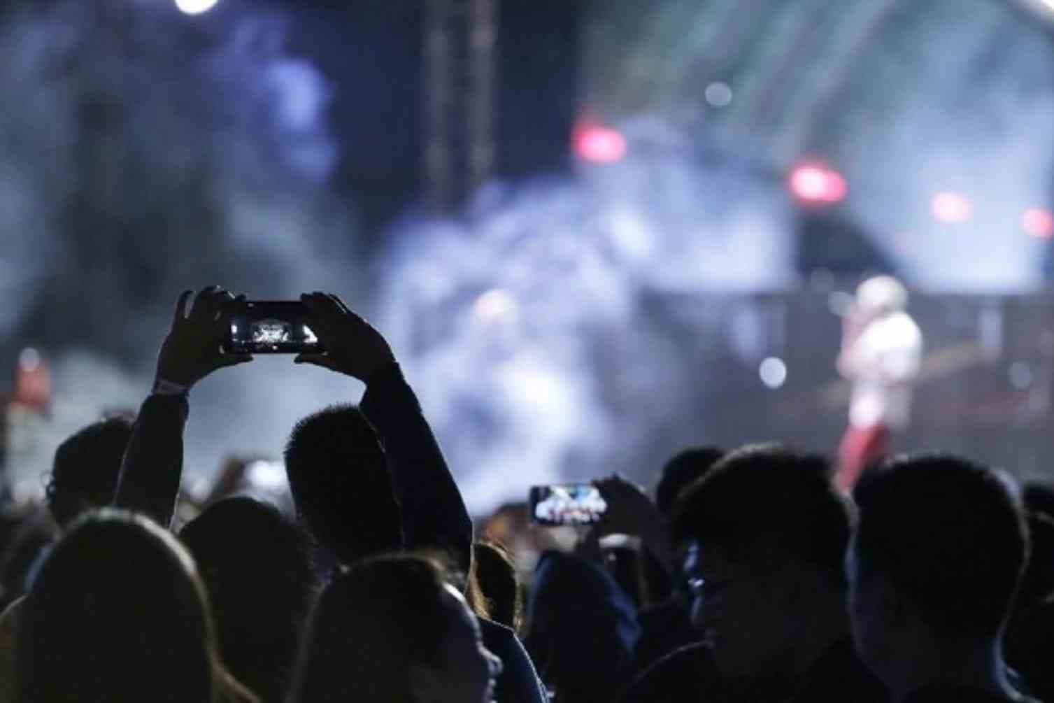 04 Jangan Panik, Lakukan Ini Ketika Terjadi Kerumunan Saat Nonton Konser.jpg