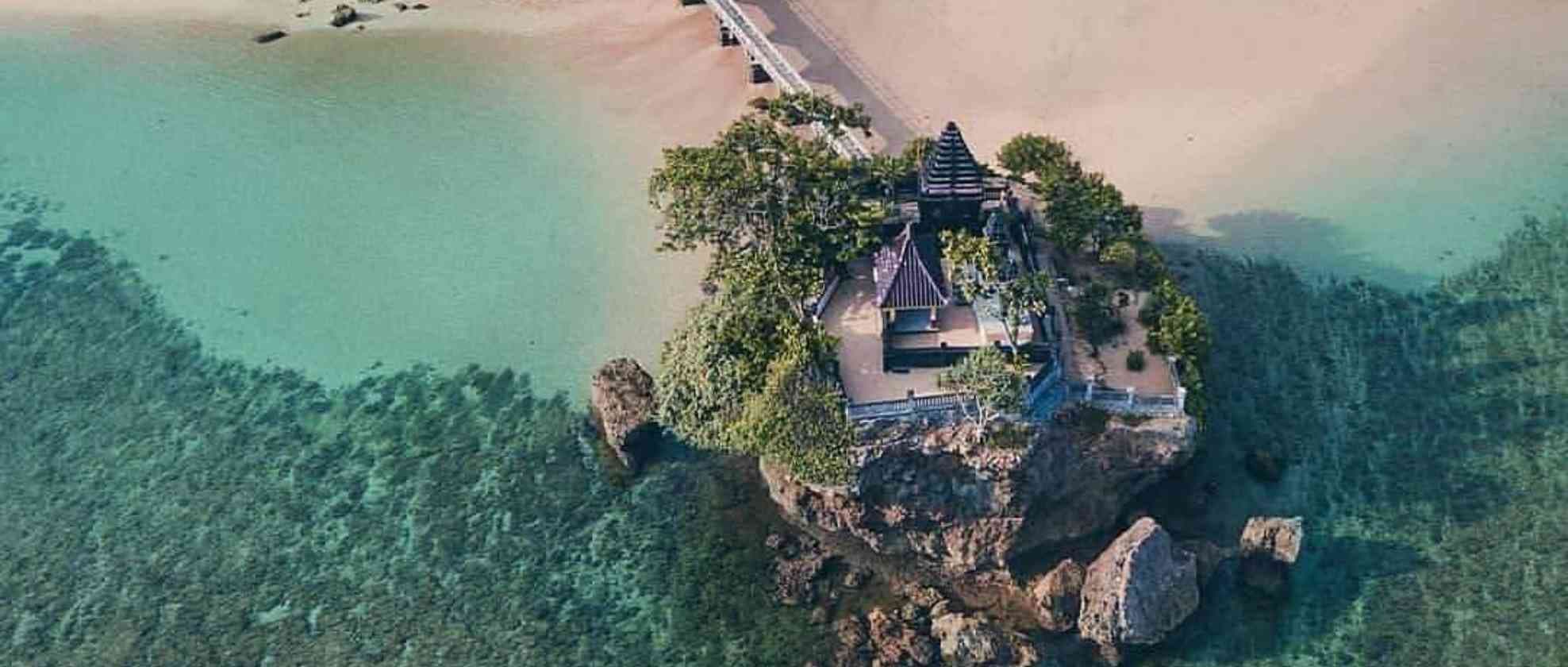12 Jelajah Sehari Keindahan Pantai di Malang yang Masih Sepi Pengunjung.jpg