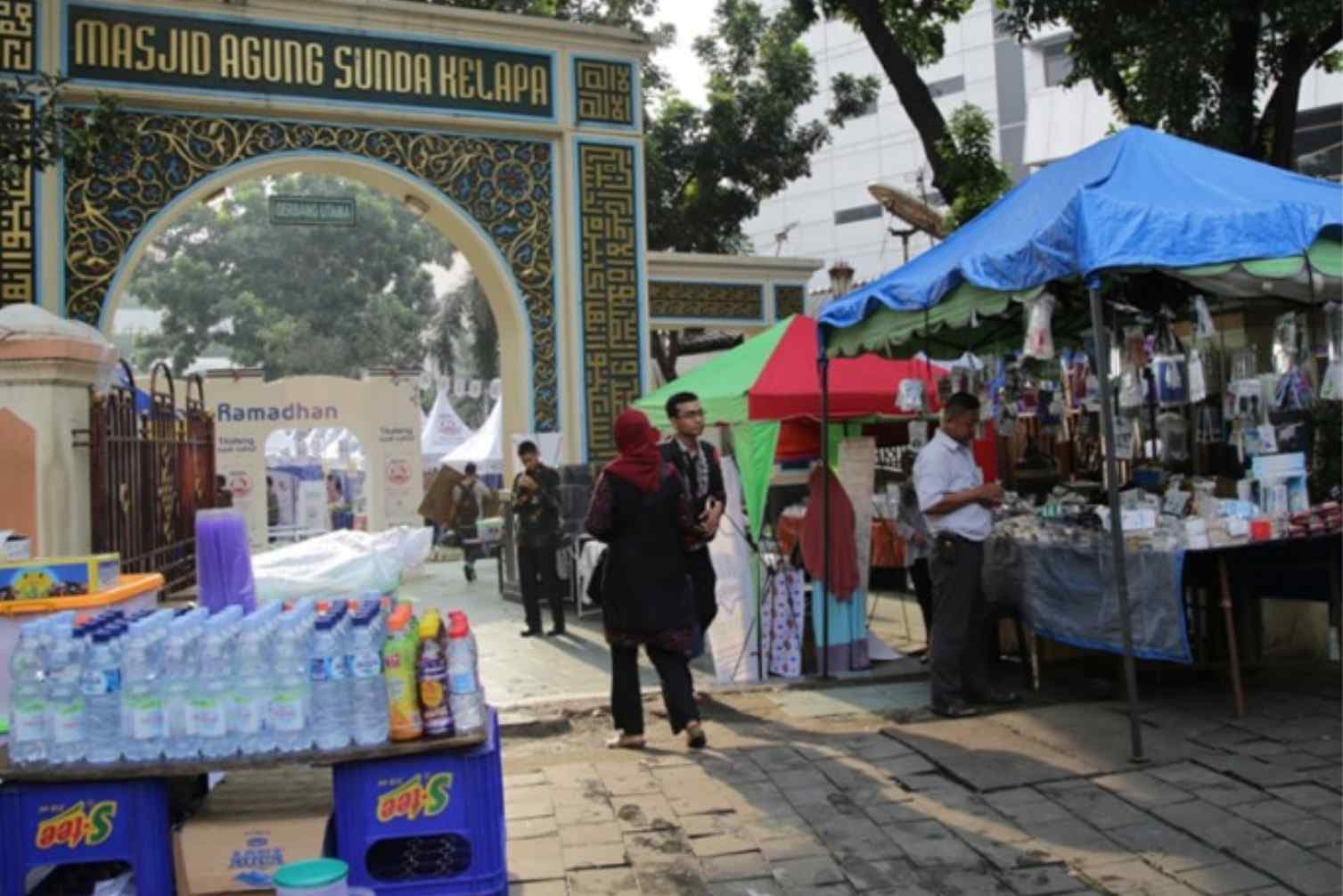 02 5 Lokasi Paling Asik Untuk Berburu Takjil di Jakarta - Benhil - Masjid Sunda Kelap.jpg