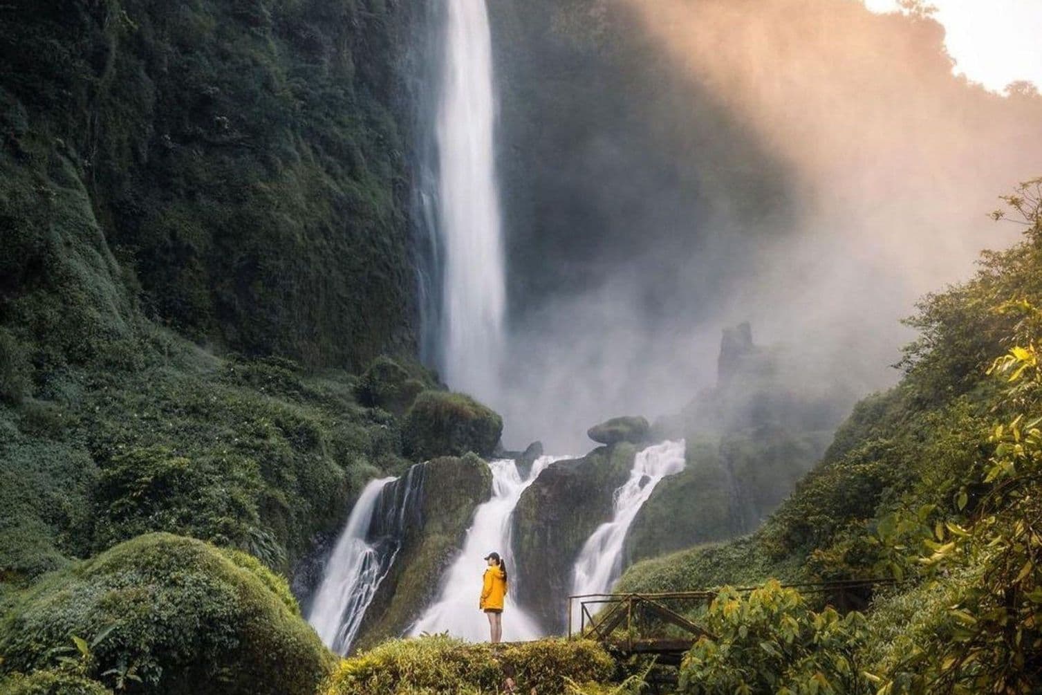 Pesona Curug Citambur yang Viral Karena Rumah Abah Jajang