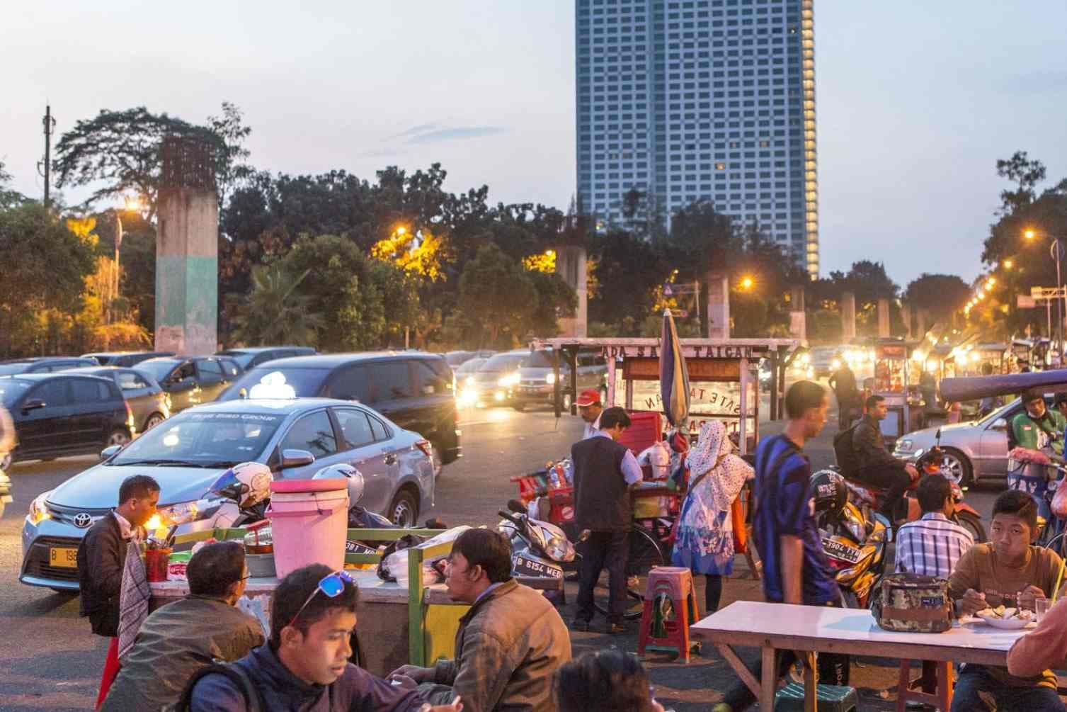 Melihat Beragam Tradisi Ngabuburit Unik di Indonesia