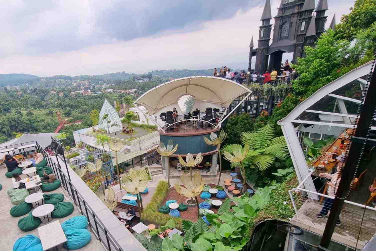 Mudik ke Bandung? Waktunya Ajak Keluarga Keliling Dunia di Sarae Hills