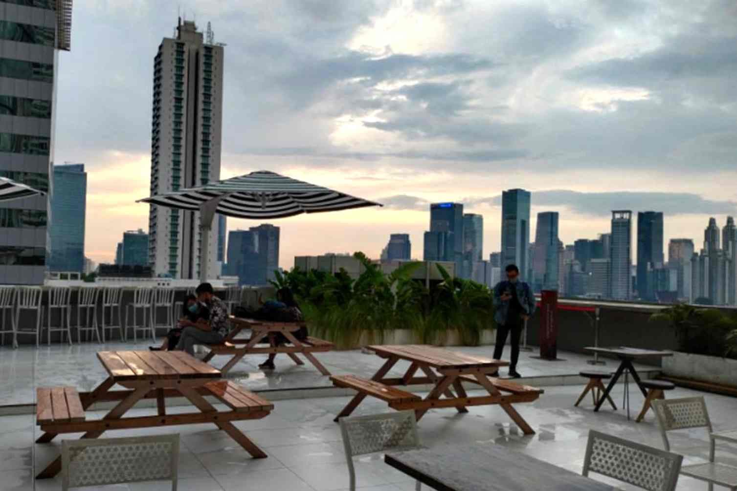 Hangout Sambil Berburu Senja di Tanjakan 13 Jakarta