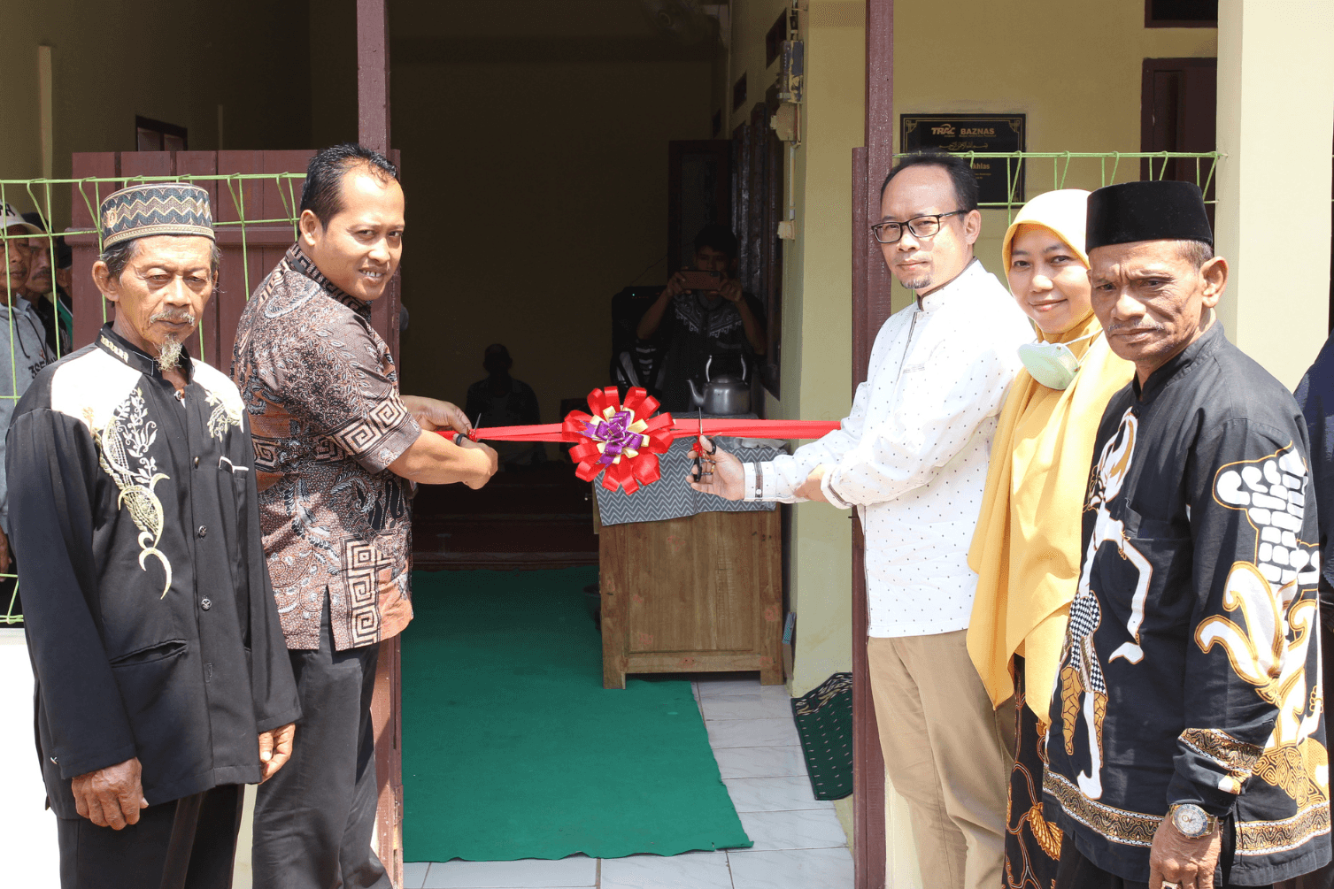 Gandeng BAZNAS, TRAC Syariah Resmikan Mushola Al-Ikhlas Bogor