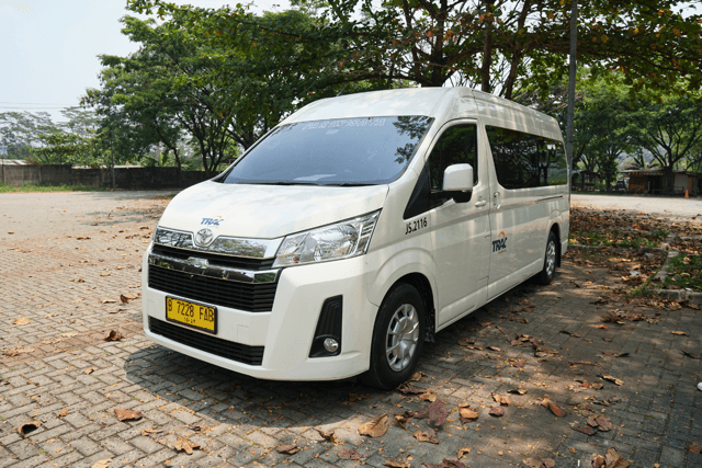 Menikmati Kemewahan Luxury Bus TRAC Hiace Premio