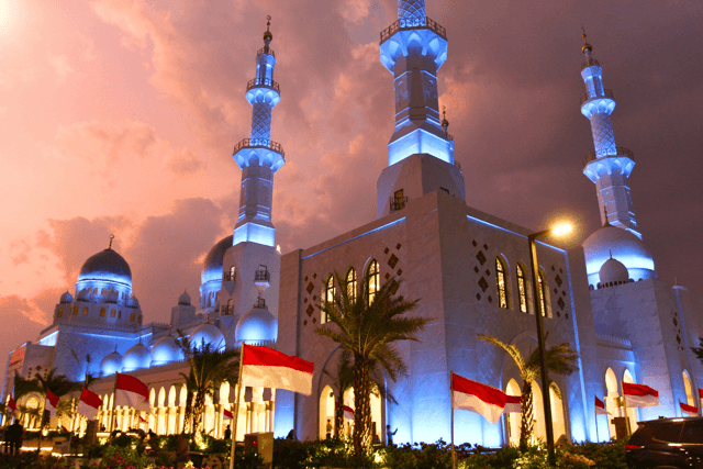 Pesona Masjid Sheikh Zayed Solo dan Fakta Unik yang Menyertainya