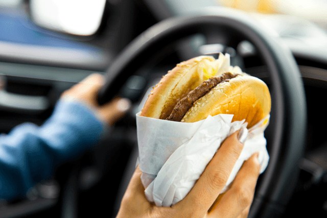 Yang Harus Diperhatikan Saat Terpaksa Buka Puasa di Jalan