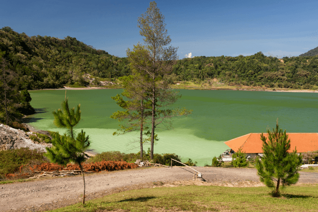 Rona Hijau Emerald Danau Linow