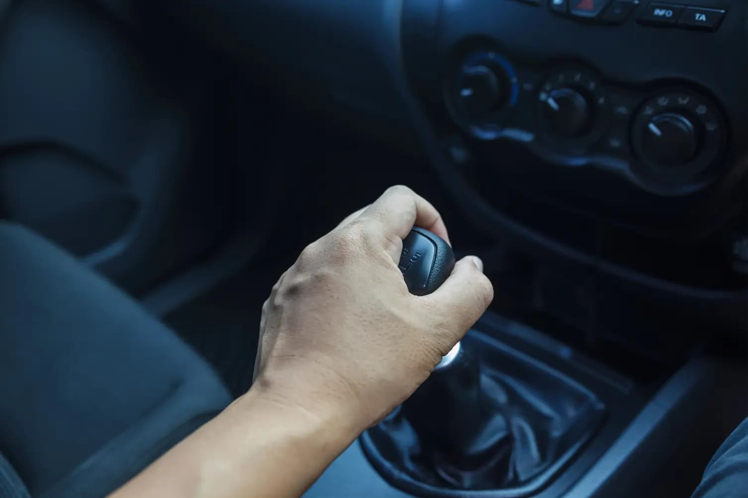 6 Kesalahan Berekendara Mobil Manual yang Jarang Disadari