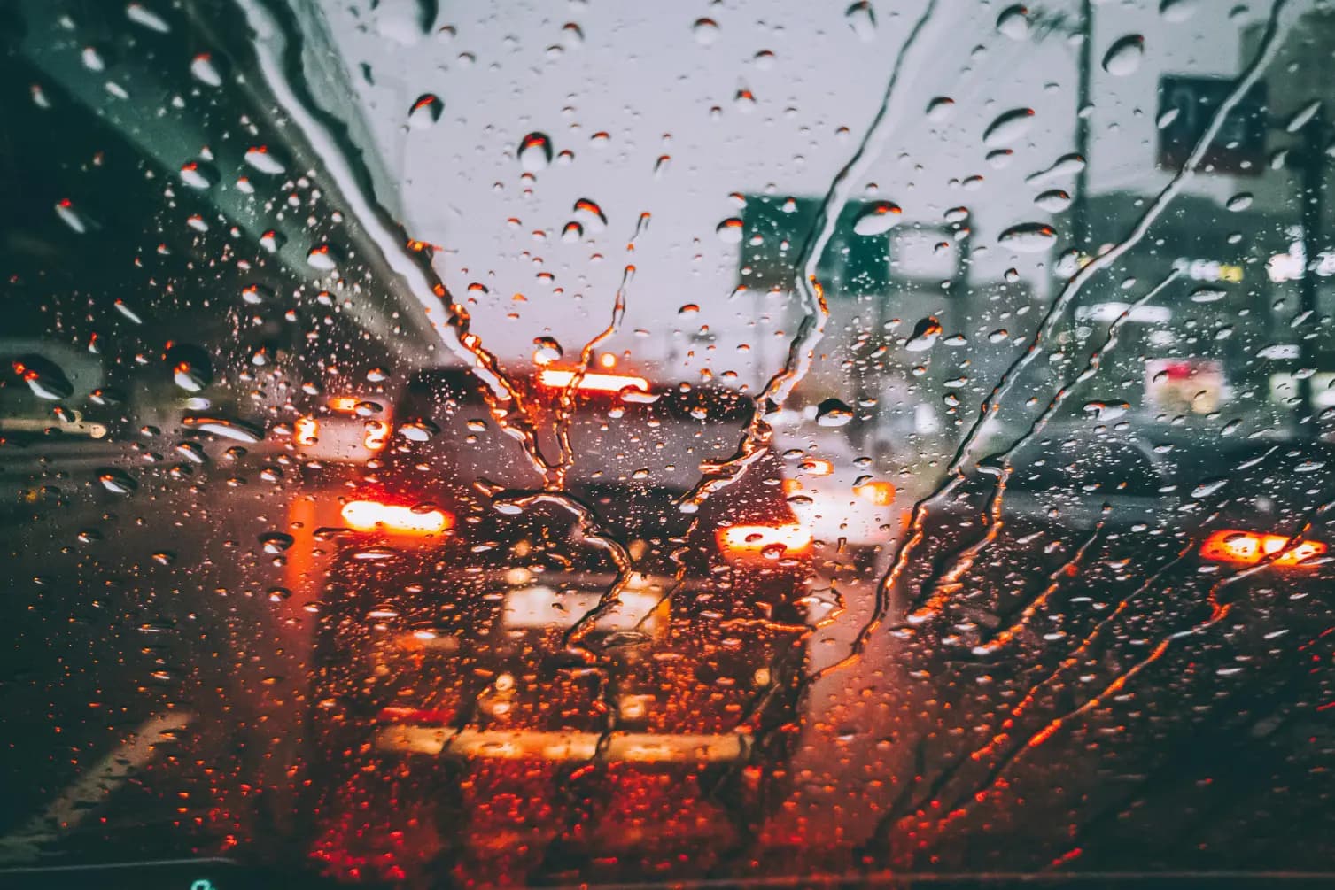 5 Tips Aman Berkendara saat Hujan