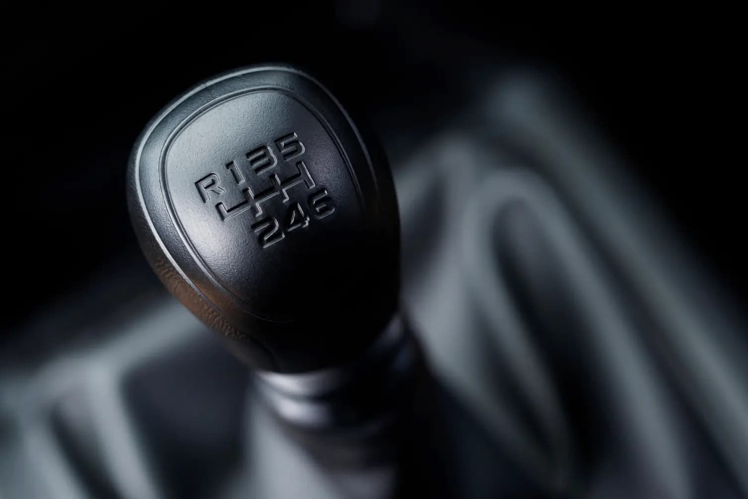 Begini Cara Pindah Gigi Mobil Manual yang Benar