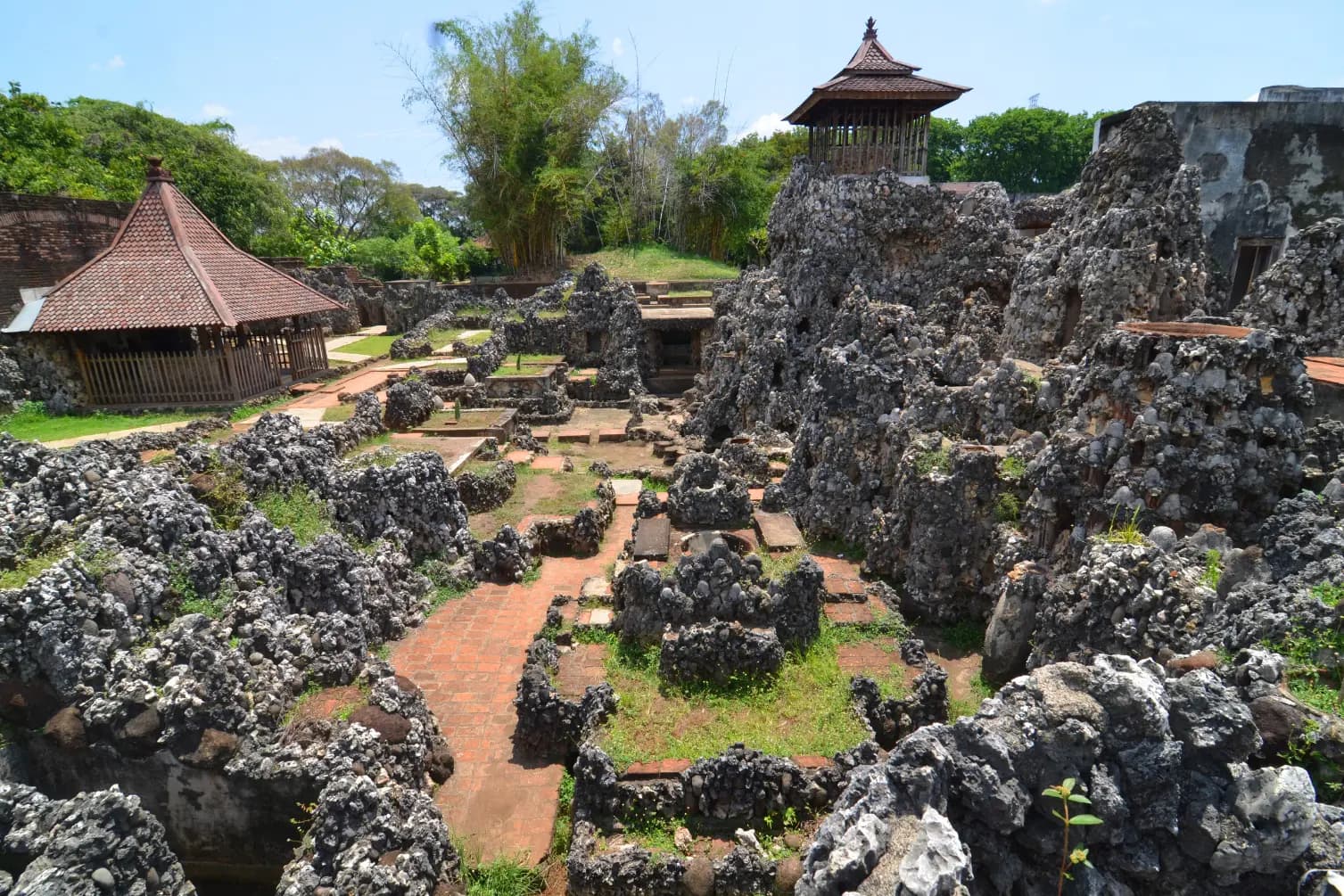 Sehari di Cirebon: Tempat Wisata dan Kuliner yang Wajib Dikunjungi