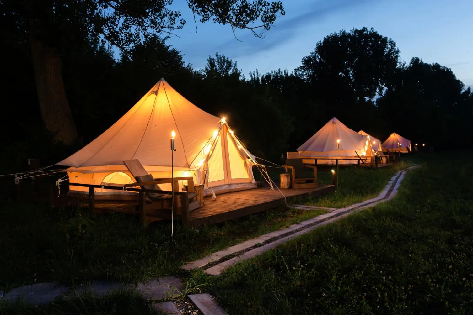 5 Tempat Glamping Bogor Pinggir Sungai