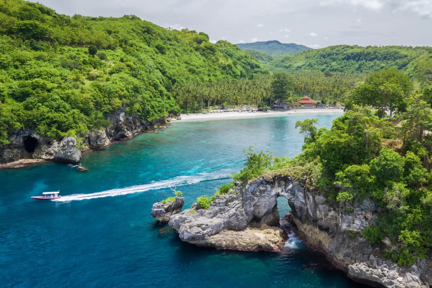 Pesona Crystal Bay Nusa Penida yang Memukau