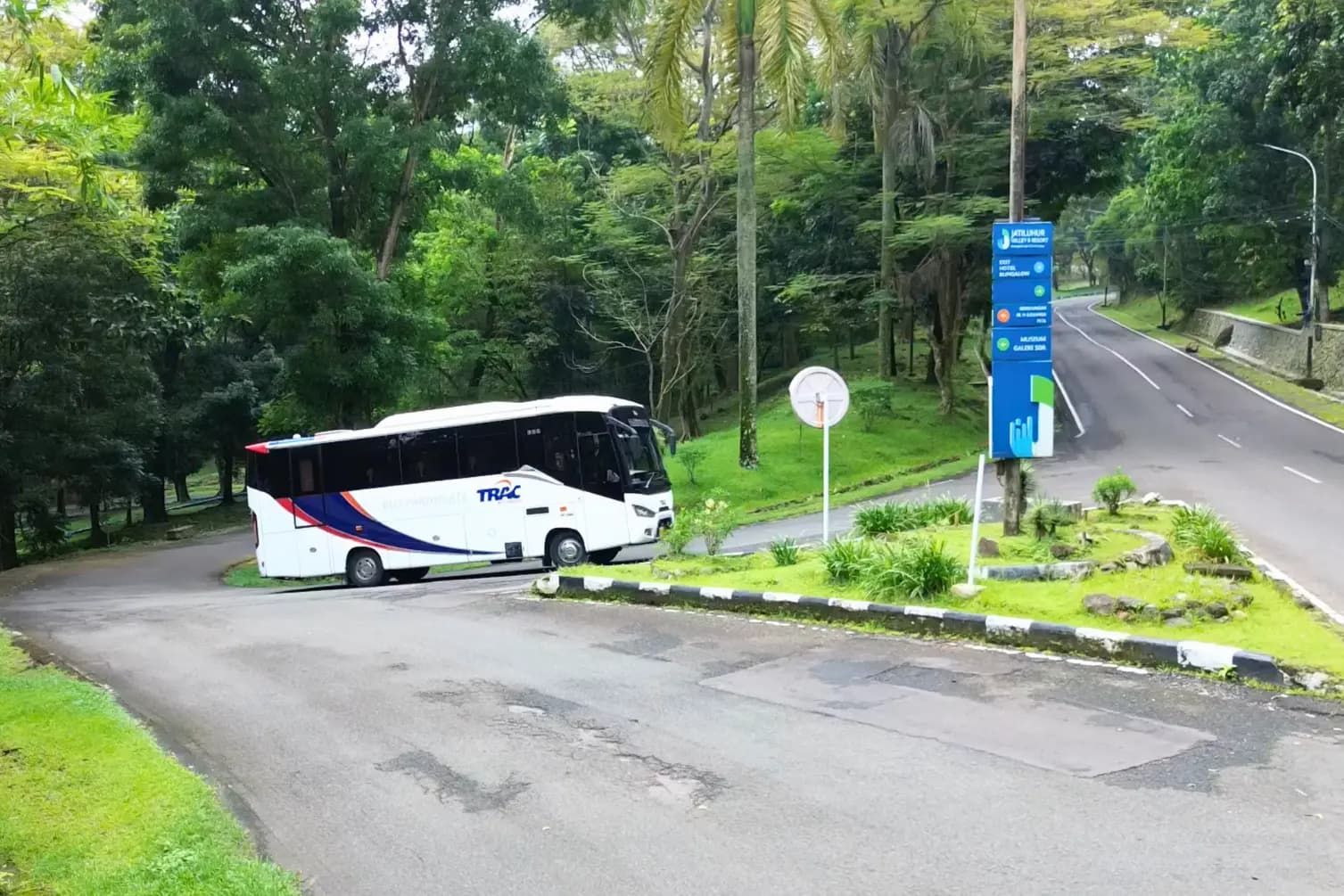5 Bus Pariwisata Paling Nyaman buat Field Trip