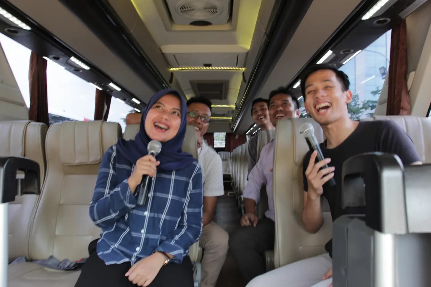 5 Aktivitas Ini Bikin Perjalanan dengan Bus Pariwisata Lebih Menyenangkan