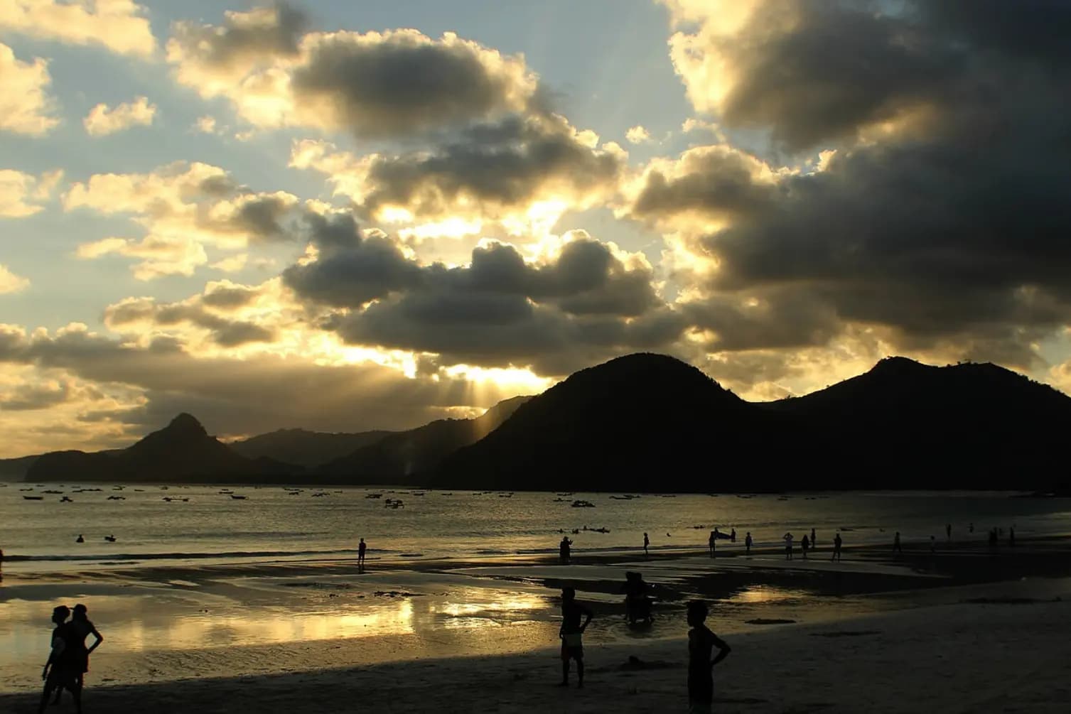 Melihat Pesona Pantai Selong Belanak Lombok