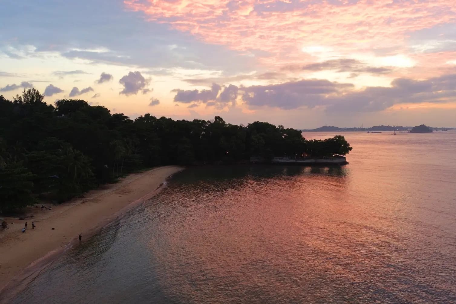 Pantai Tanjung Pinggir: Wisata Batam dengan View Singapura